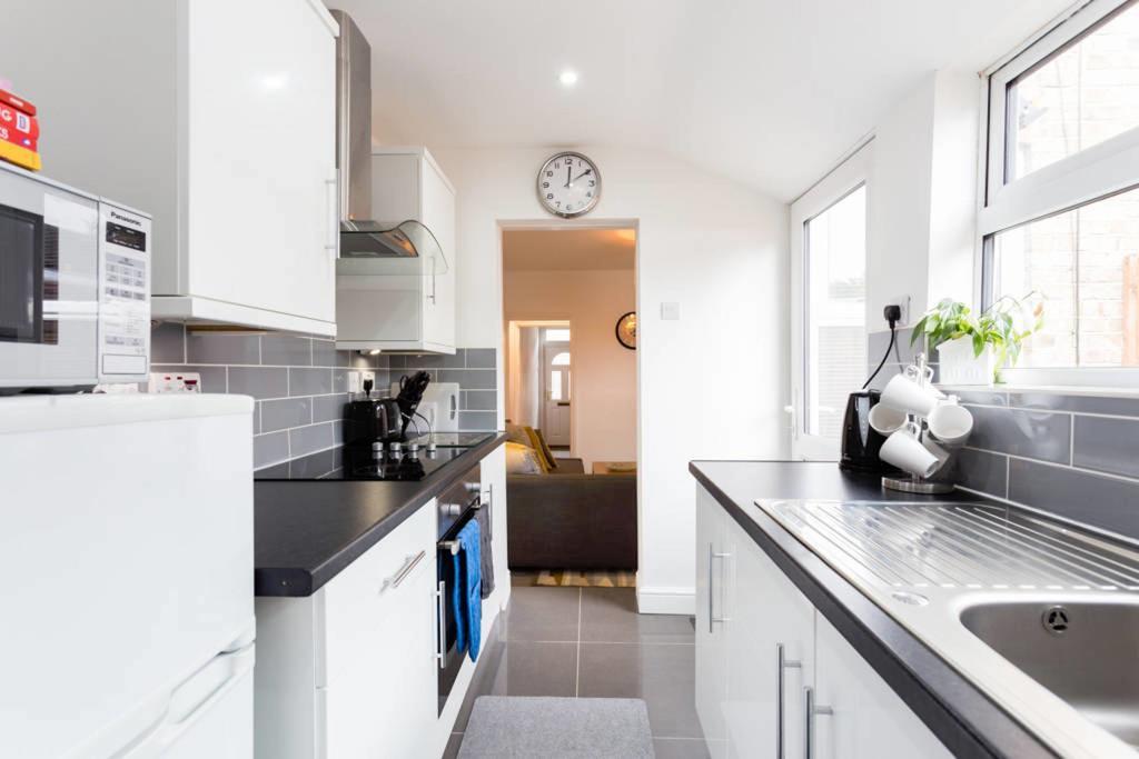 Ashton House - Stylish 2 Bedroom House, Close To Luton Town Center & Airport Ngoại thất bức ảnh