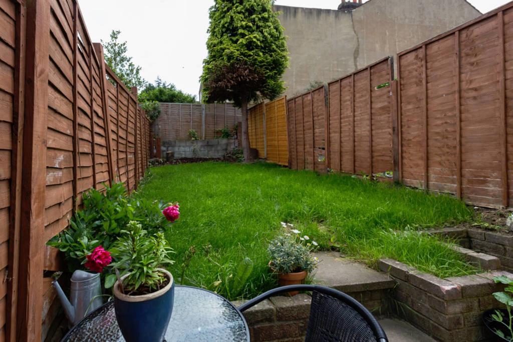 Ashton House - Stylish 2 Bedroom House, Close To Luton Town Center & Airport Ngoại thất bức ảnh